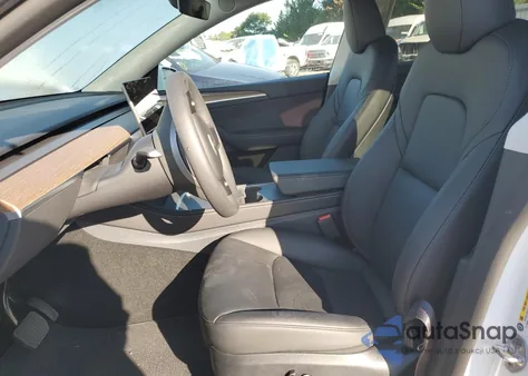 2025 Tesla Model Y z USA, uszkodzony, nr VIN 7SAYGDED9SF239300